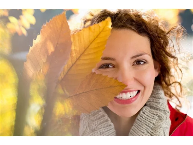 Top podzimní líčení. Očím sluší fialová, rtům švestka či třešeň