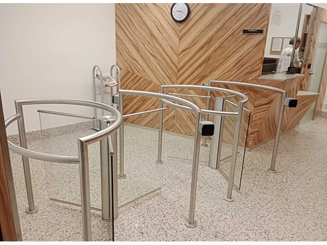 Jak se mohla dostat zbraň do Sněmovny? Stovky lidí totiž nemusí procházet rámy