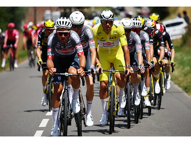 Stá výhra pro Pogačara! Slovinec zaútočil a zdolal Van der Poela. Oba nyní vedou Tour