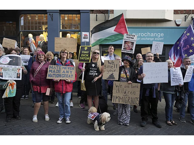 Nikdy nezapomeneme. V Londýně se objevily hrnečky s Trumpem a Epsteinem