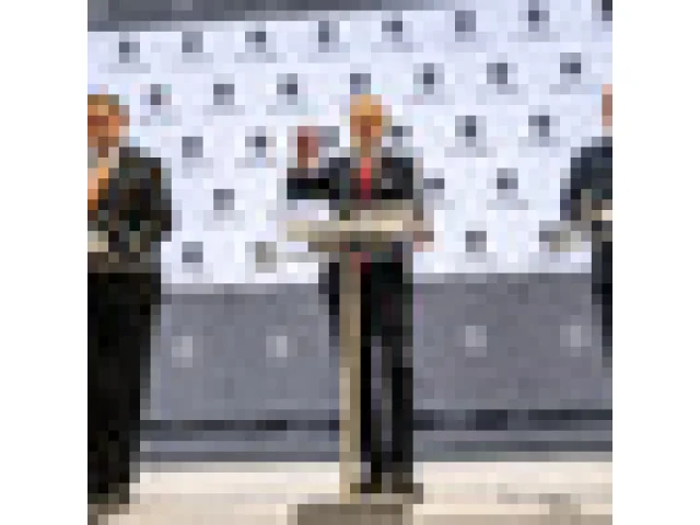 Vláda schválila demisi, Fiala ji odpoledne předá prezidentovi