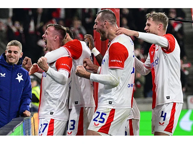 Slavia - Baník 2:0, domácí se dočkali až po půli, premiérovou trefou rozhodl Vlček
