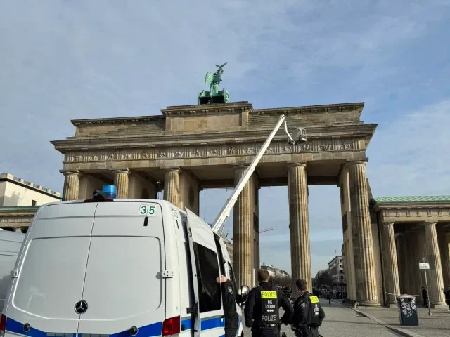 Berlín čelí aktivistům za Palestinu. Po Braniborské bráně se pustili do budovy kancléřství