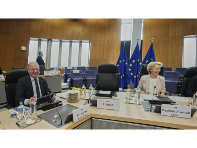 EK chce poskytnout automobilkám čas na splnění emisních cílů