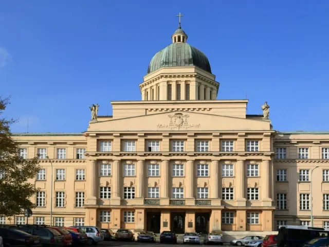 Soud opět zasáhl na katolické fakultě. Zakázal rektorce pověřit vedením třetí osobu