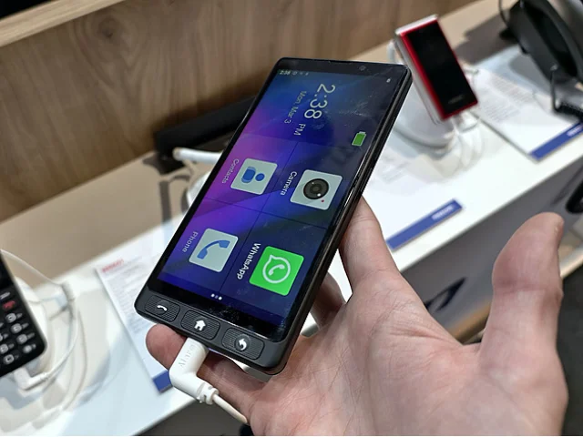 Moderní retro. Tento smartphone má skutečná tlačítka, určení je jasné