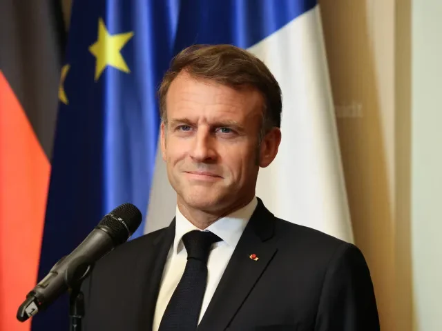 Do jednotek pro bezpečnost Ukrajiny se zapojí 26 zemí, pravil Macron. Pak se opravil
