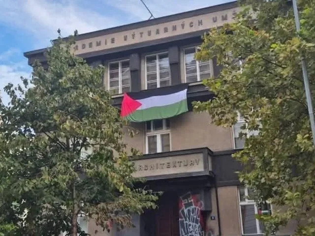 Palestinské vlajky na univerzitách kritizují i senátoři. Na FAMU napětí trvá