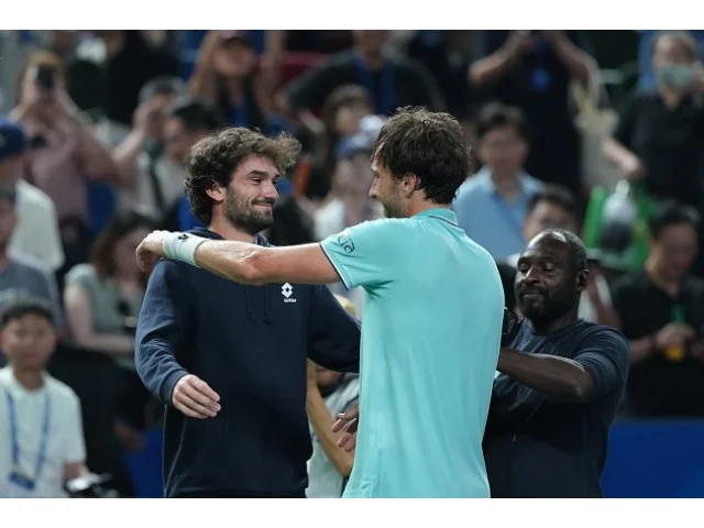 Hráč třetí stovky smetl Djokoviče. Slavil s bratrancem, teď si zahrají o titul