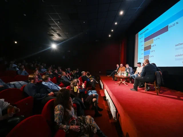 Redakce Echa se sešla se čtenáři. Jak vypadalo živé povolební vysílání. Podívejte se