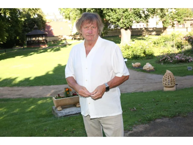 Stanislav Hložek se snažil udržet problematické manželství, pak se zamiloval po telefonu a odstěhoval se