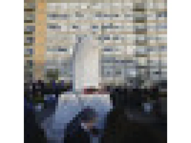 Papež má za sebou klidnou noc, zůstává ale v nemocnici v kritickém stavu