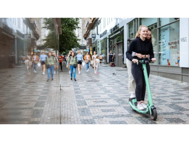 Sdílené elektrokoloběžky v Praze od ledna skončí. Radní zakázali jejich poskytování