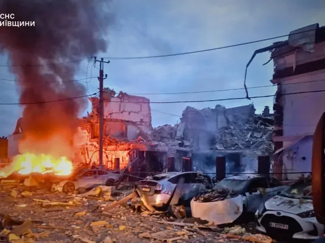 VIDEO: Na 500 dronů a 40 raket masivně útočilo na Ukrajinu, terčem byl i Kyjev. Nejméně čtyři oběti