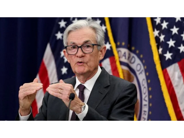 Fed snížil základní sazbu o čtvrt bodu do pásma 4,00 až 4,25 procenta. Trumpův nominant chtěl víc