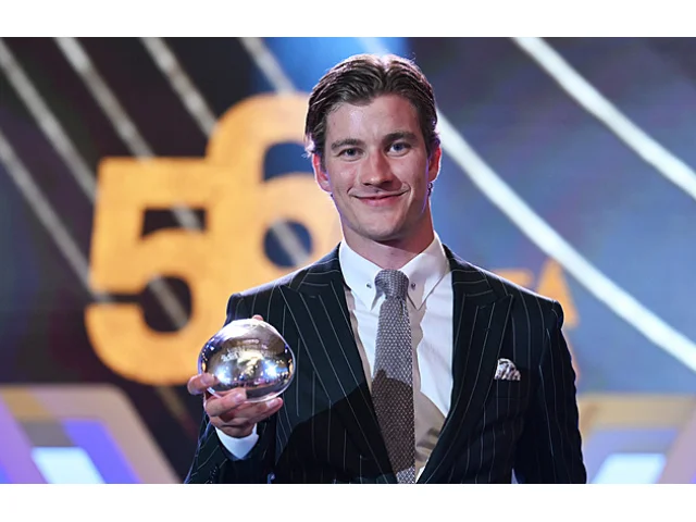 Pastrňák a Nečas mají nejblíže ke Zlaté hokejce. Tomášek je pátý, vysoko i Beránek