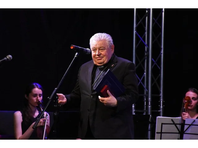 Duka častokrát budil kontroverze. Mší za Kirka či kritikou transgender v Paříži