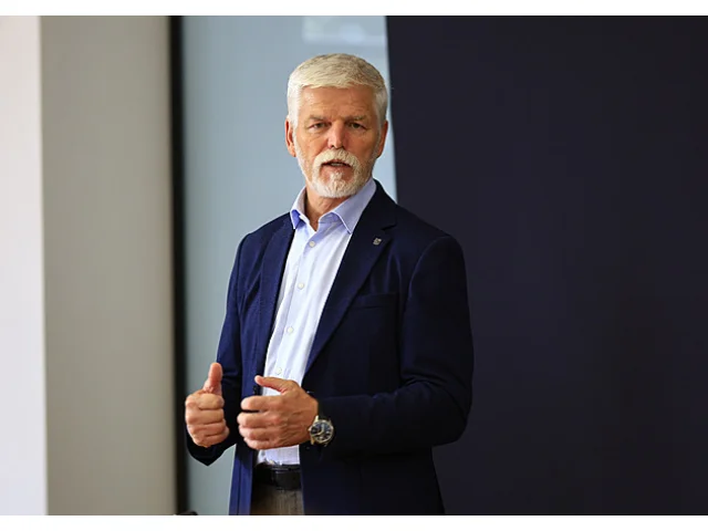 S rozmístěním mírových jednotek na Ukrajině musí souhlasit i Rusko, řekl Pavel