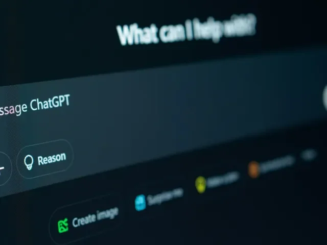 „AI psychóza“. ChatGPT ženu utvrzoval v bludech, skončila na psychiatrii, experti varují před závislostí