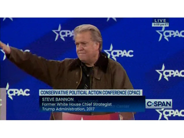 Další veřejná hajlovačka? Steve Bannon zvedal pravici, Musk předtím mával motorovou pilou