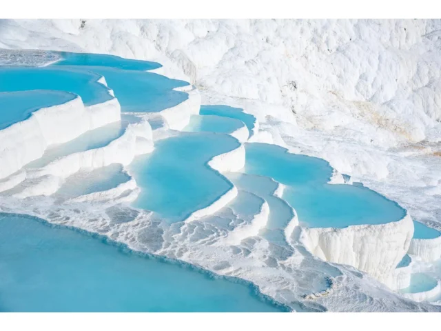 V tureckém Pamukkale se zasnoubila Kleopatra s Marcem Antoniem. Koupání ve starověkém bazénu je povoleno