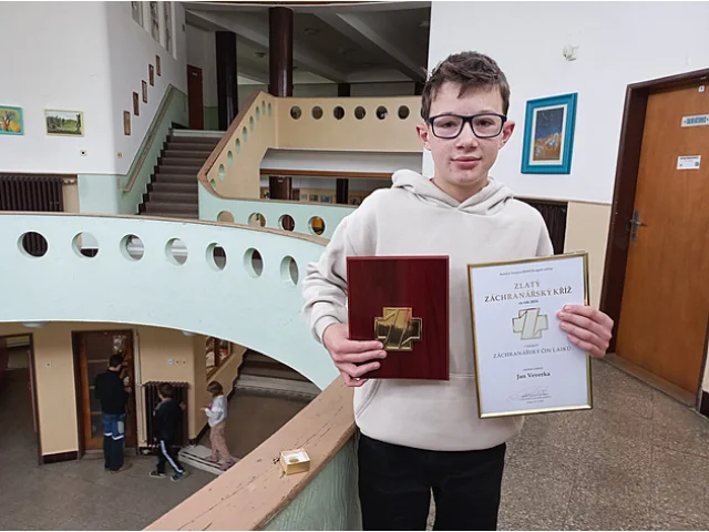 Prezident mu řekl, že je frajer. Žák zachránil dítě z potápějícího se kočárku