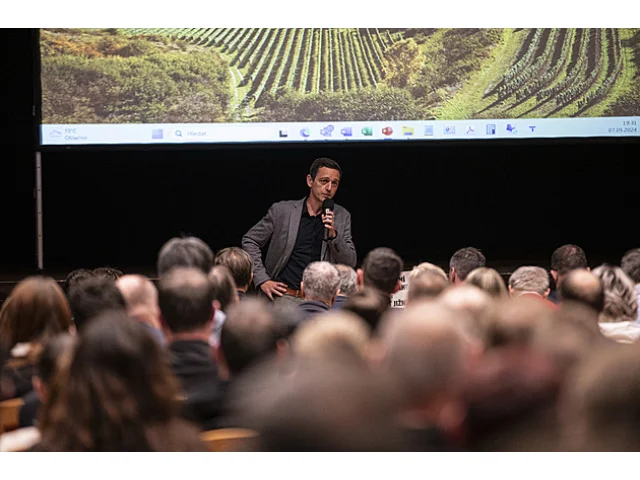 RECENZE: Když se vylepím vedle Fialy a Pekarové. Jak Vládce Grolich dělal kampaň