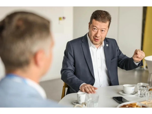 Jak bydlí Tomio Okamura: Takešiho hrad postavil v Břevnově za 20 milionů korun z trubek, má 39 místností