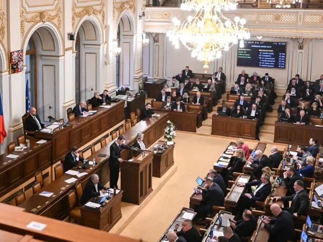 Končícím poslancům vyplatí sněmovna na odchodném přes 50 milionů