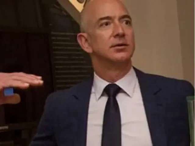 Jeff Bezos se činí