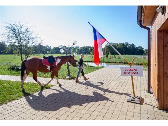 Volby 2025: Do kdy jsou v sobotu otevřené volební místnosti?