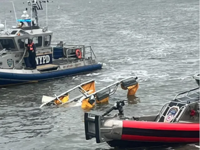 VIDEO: Na vyhlídkovém letu v New Yorku se zřítil vrtulník. Zahynulo šest lidí, včetně tří dětí