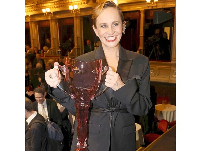 Móda z Thálií 2025: Nádherná Studénková, nevinně bílá Syslová a saténoví Trávníčkovi