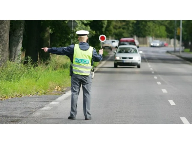 Přijel řešit řízení v opilosti a zase měl upito. Policisté muži zabavili auto