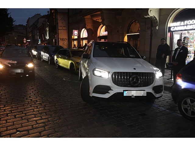 Nech to, už netoč! Andrea Verešová přijela svým obřím SUV do centra Prahy a nemohla zaparkovat