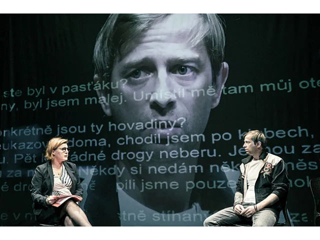 RECENZE: Dejvické divadlo s jiným šéfem na jiném místě. Novou éru zahájili Fackou