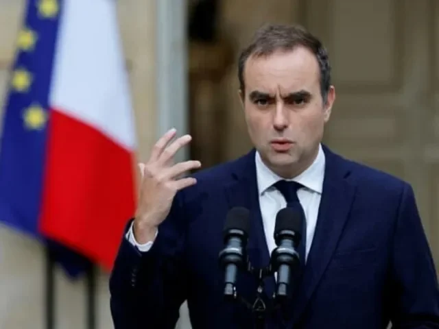 Le Roi est mort, vive le Roi! Staronový premiér Lecornu narychlo sestavil vládu