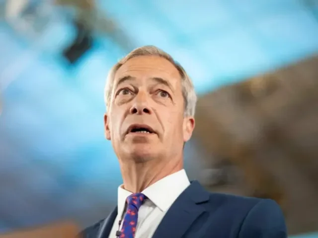 Zemětřesení v britské vládě: Farage větří šanci, Labouristé se ho snaží brzdit