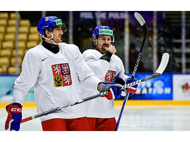 Provizorní Herning. Místo busu Češi chodí. Záchody jsou festivalové kóje, smějí se