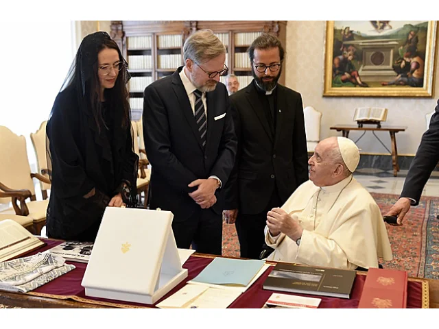 Na pohřeb papeže Františka poletí premiér Fiala, dohodl se tak s prezidentem