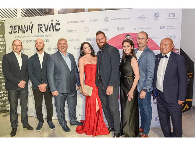 Krpálek křtil dokument, hvězdou premiéry jeho sexy Eva! Láska na první pohled