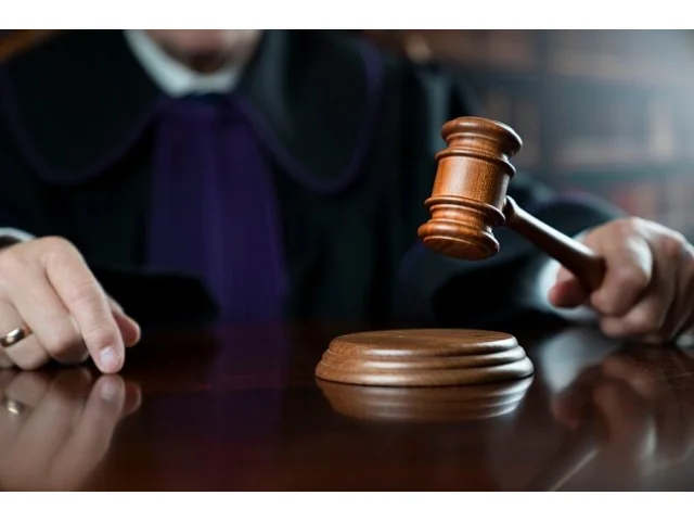 Tři Slováci v Anglii znásilňovali nezletilou dívku. Soud je poslal do vězení