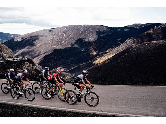 Špatný den, řekl Vingegaard po průjezdu spálenou zemí. Souhlas, přitakal Almeida