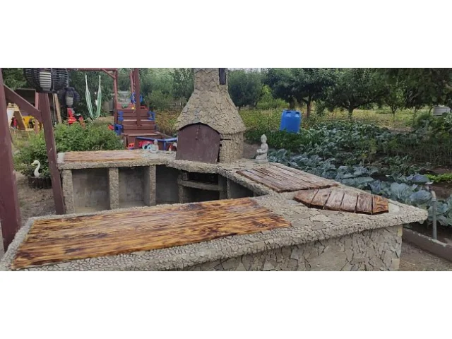 Zahradní kuchyně vyšla kutila na 3 tisíce, vypadá jako hradní