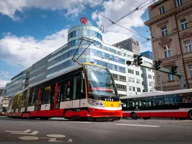 Tramvaj v Praze srazila chodce, nehodu nepřežil