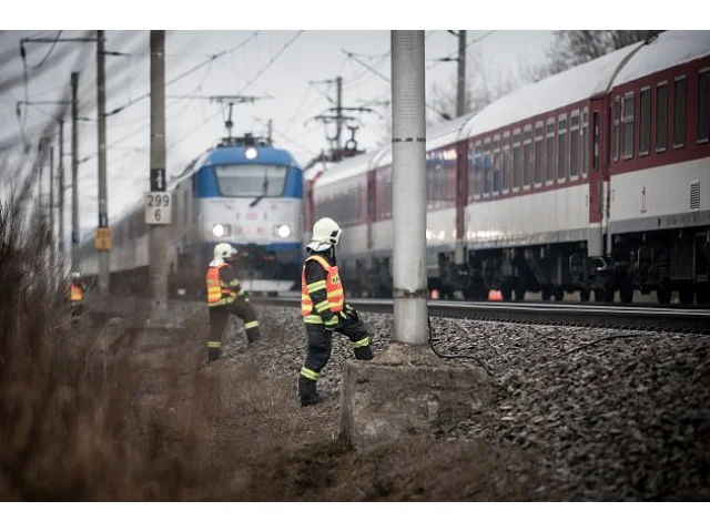 V Černošicích srazil vlak muže na kolejích. Ten zraněním podlehl