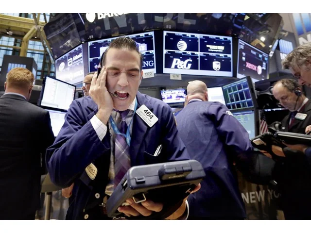 Bitcoin i akcie padají, dolar zažívá zlaté časy. Trhy reagují na Trumpova cla