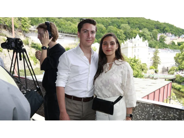 Syn slavného herce si vzal herečku a doma má duhové miminko