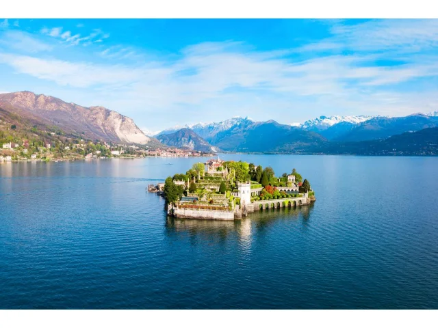 Toto jezero v Itálii má vše, a přitom není tak slavné a drahé jako Garda. Na prodloužený víkend? Ideální!