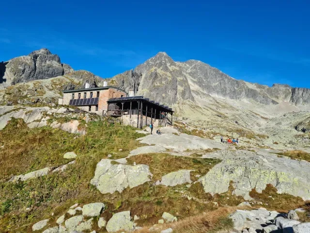 Nad Tatrami se opět blýská. Sotva utichl skandál pod Rysy, živo je kolem Téryho chaty